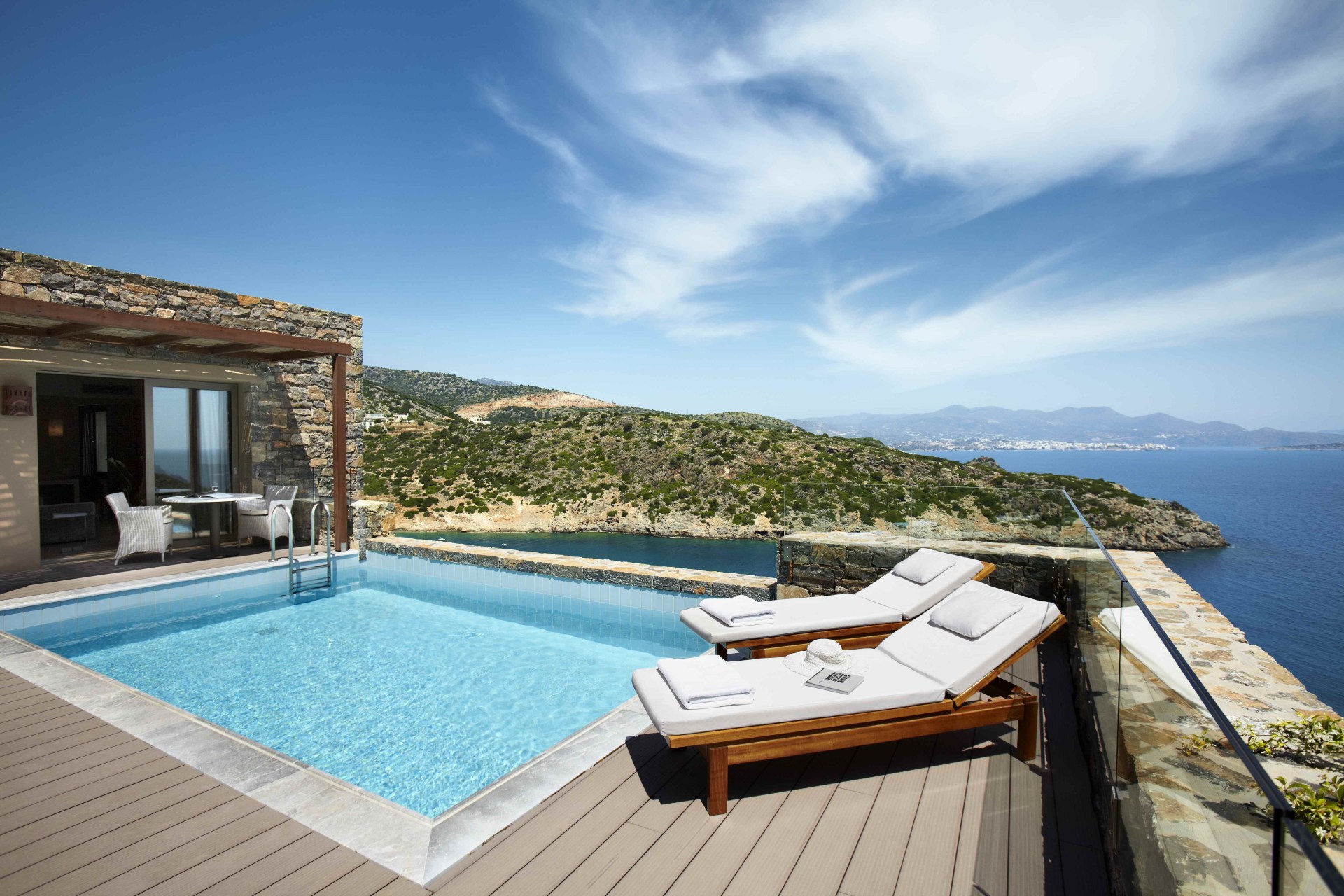 Terrasse mit Pool und Meerblick der Waterfront One Bedroom Villa